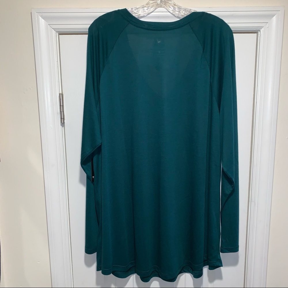 NEW! TORRID “Scrolling” Long Sleeve Raglan V-Neck Tee, Forest Green, NWT! - Picture 4 of 15